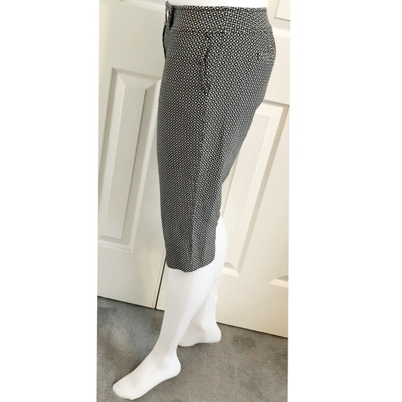 Ann Taylor, Lindsay Patterned Short Capri Pants - Picture 2 of 6
